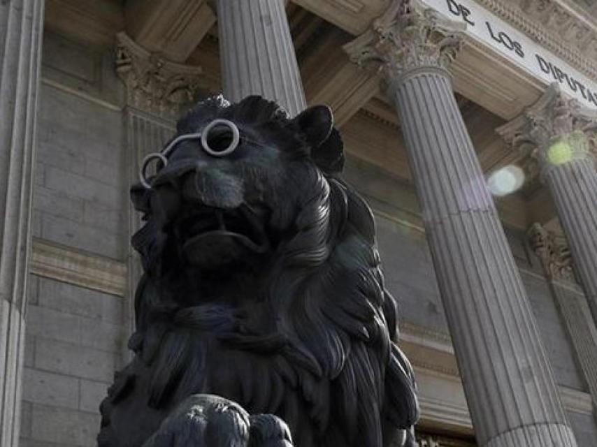 Anteojos para los leones del Congreso de los Diputados para celebrar el año Cervantes.