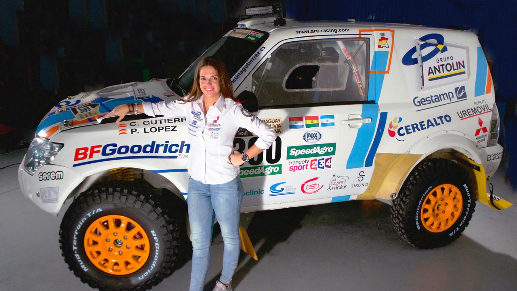 Cristina Gutiérrez junto a su Mitsubishi Montero.