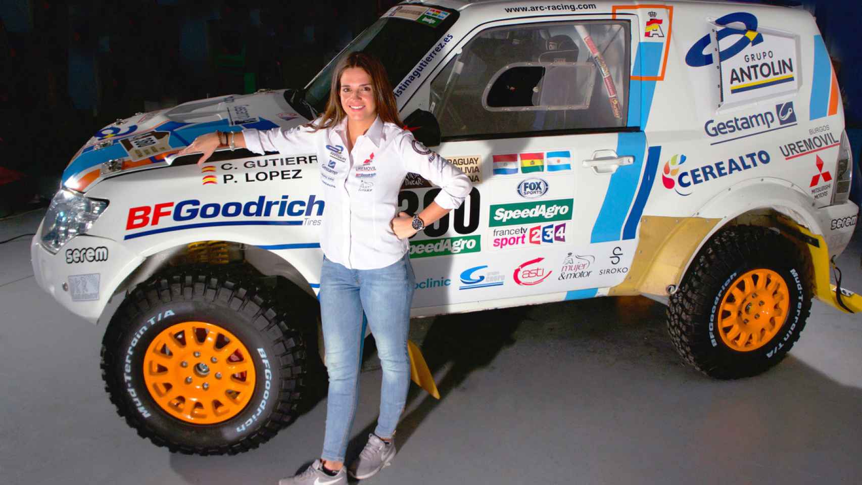 Cristina Gutiérrez junto a su Mitsubishi Montero.