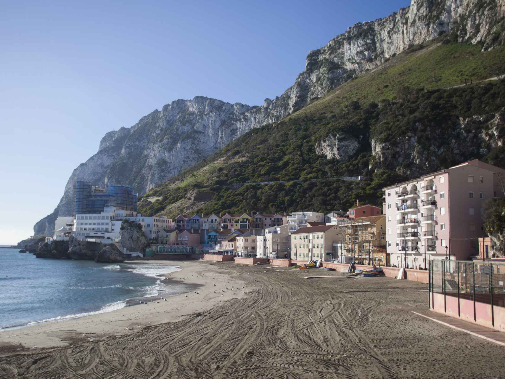 Vista general de la playa de Catalan Bay en Gibraltar.