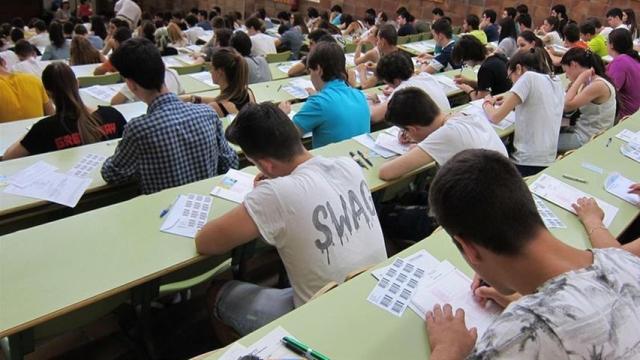 Estudiantes durante un examen