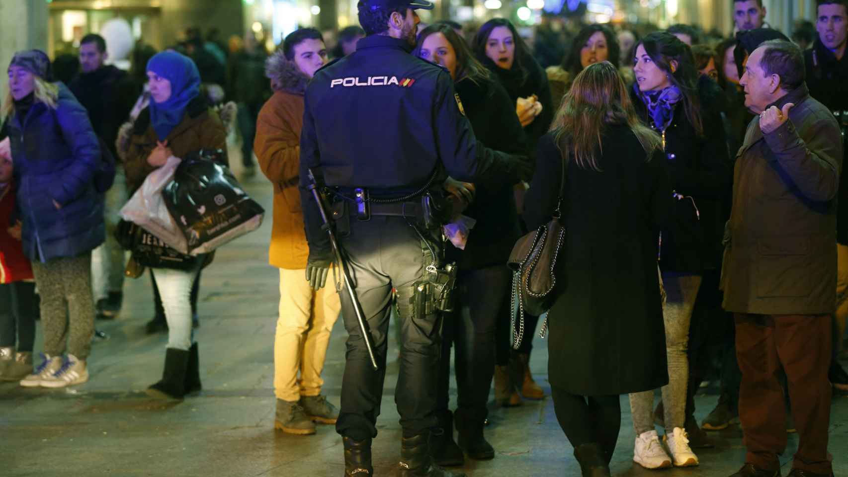 Un policía nacional, durante las preuvas del 30 de diciembre en la Puerta del Sol.