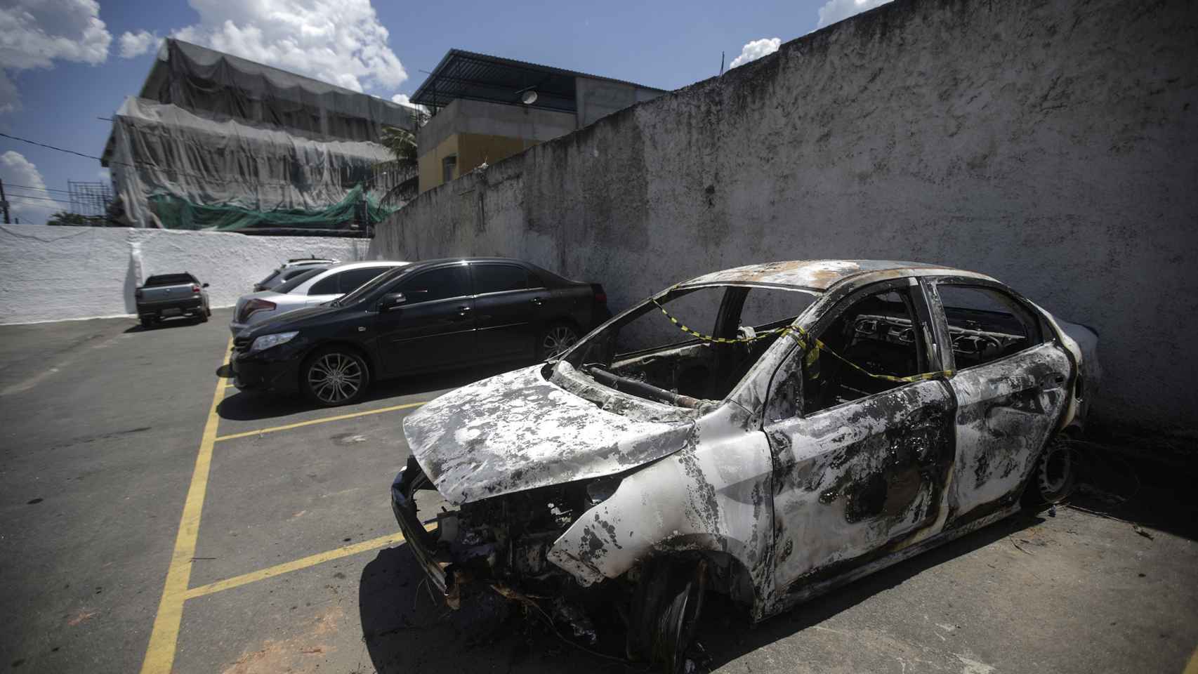 Imagen del coche en el que calcinaron el cuerpo del embajador griego en Brasil.