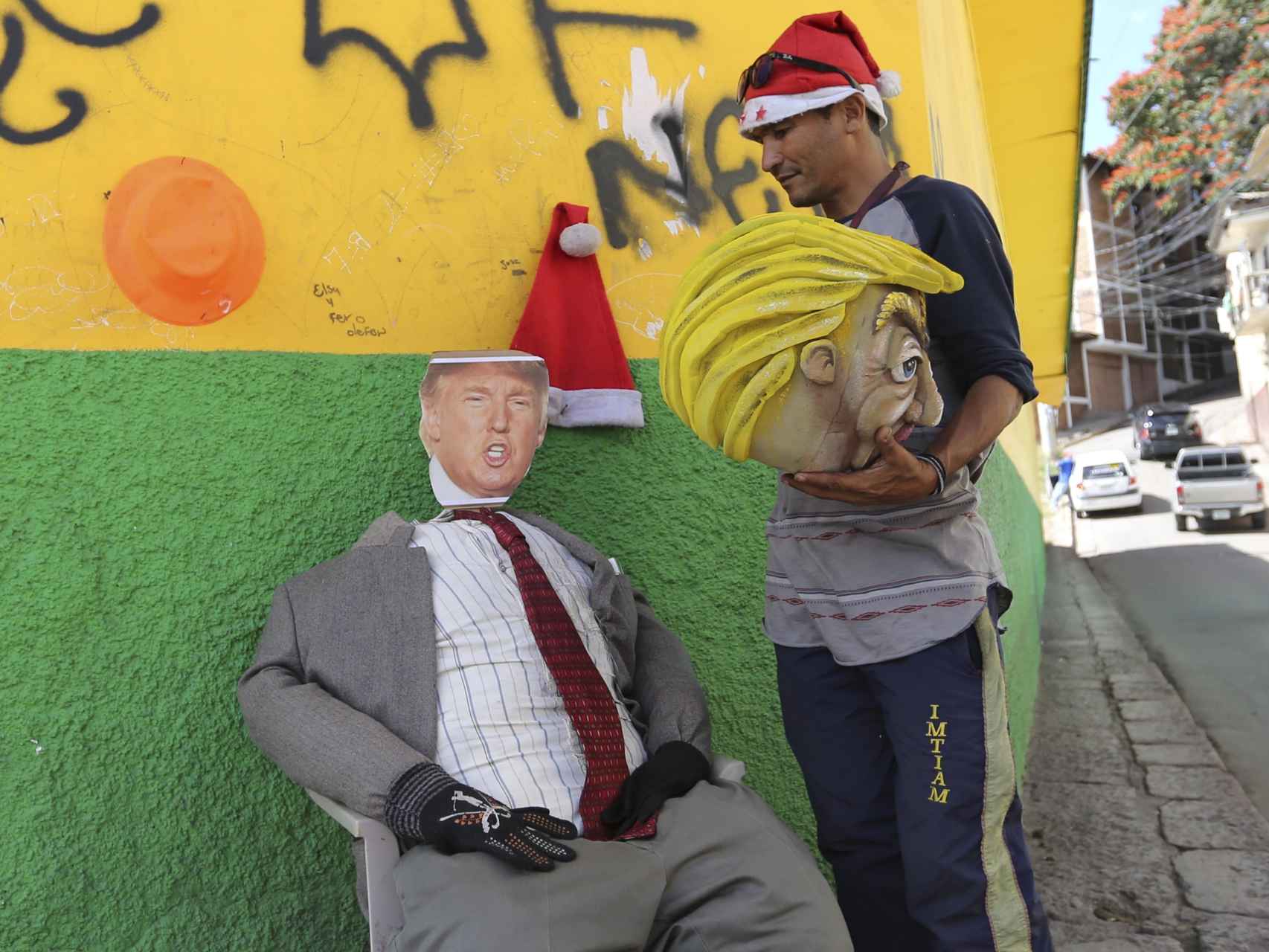 Un monigote que representa a Donald Trump, quemado en Tegucigalpa (Honduras) en Nochevieja.