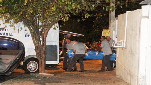 Los trabajadores de la morgue se llevan uno de los féretros.