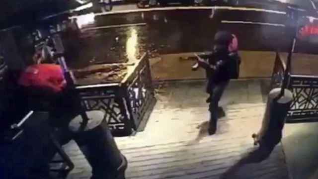Una captura de vídeo muestra a un atacante en la sala de fiestas Reina de Estambul