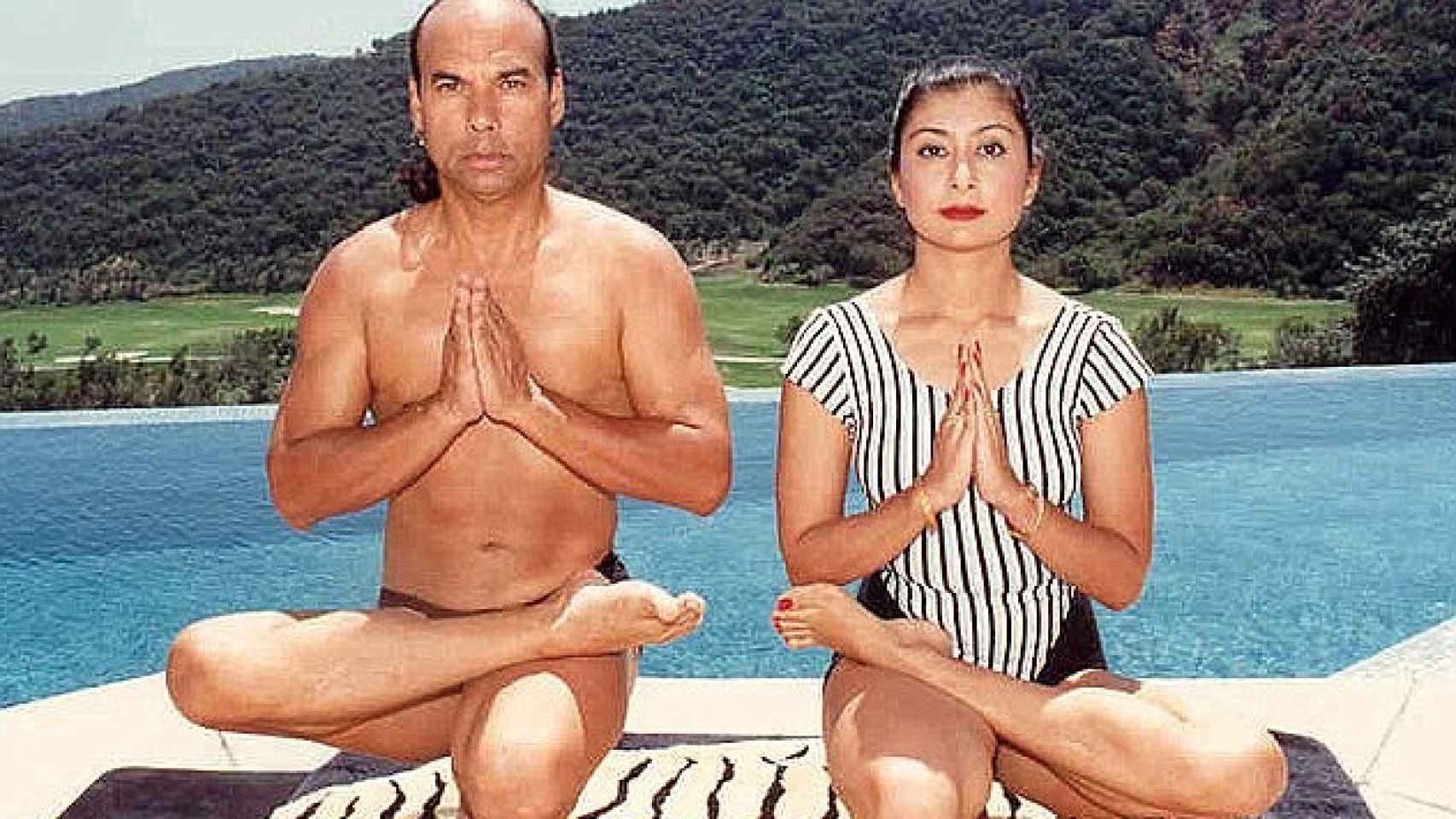 La ex esposa de Bikram practicando con él