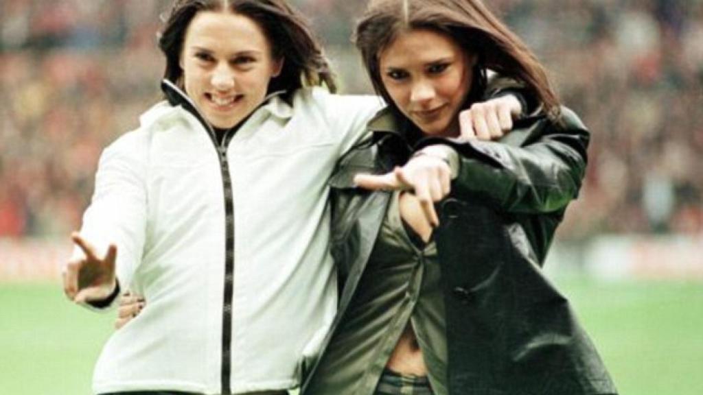 Mel C y Victoria ya mostraban su buena relación estando en el grupo. Este día Victoria conoció a David Beckham.