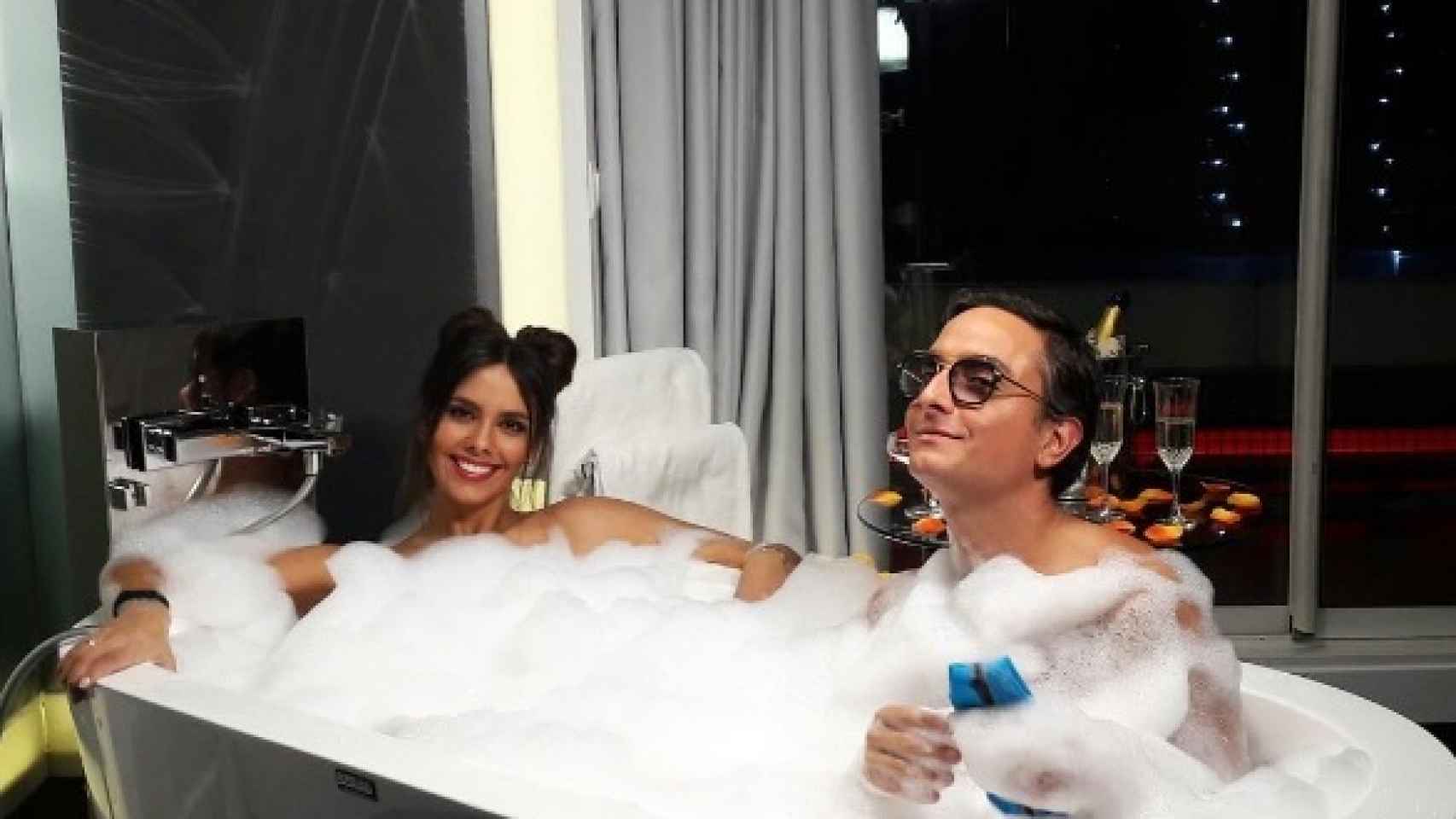 Fotos del día: el romántico baño de Cristina Pedroche con otro hombre