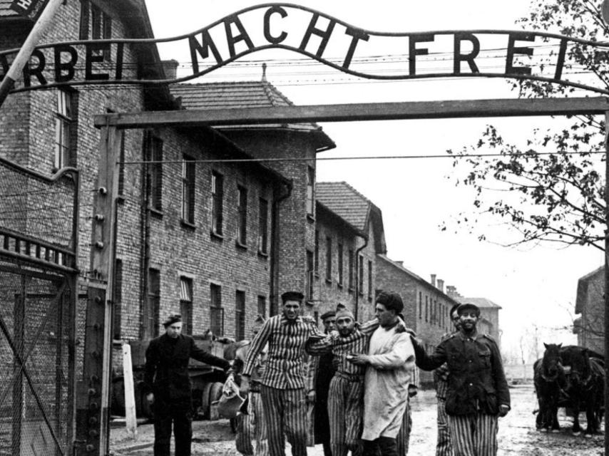 Enero de 1945, salida de los supervivientes del campo de Auschwitz tras su liberación.