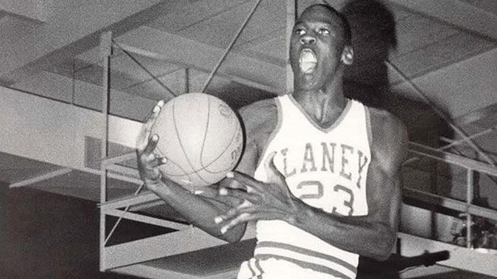 Michael Jordan durante su etapa en el instituto.