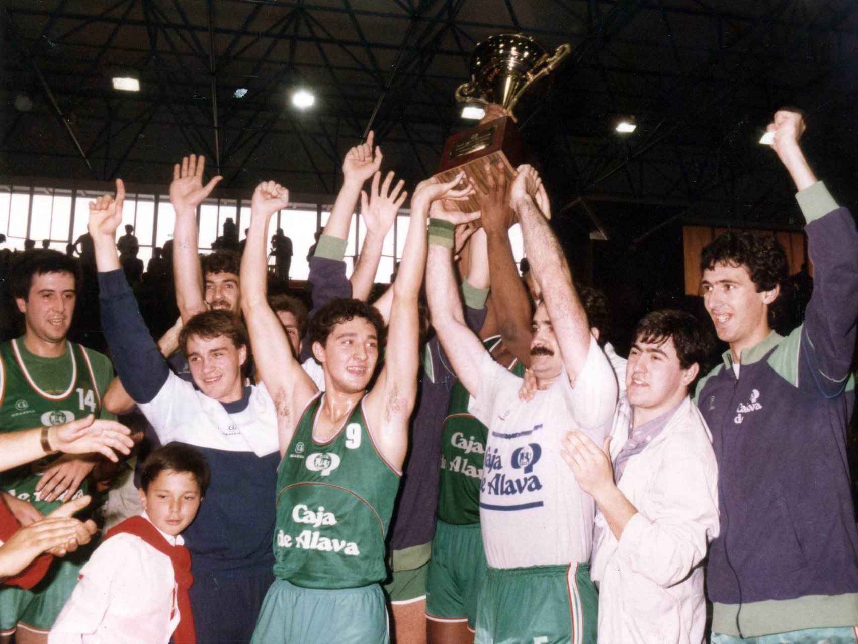 Pablo Laso (segundo por la izquierda junto al 9) celebra el triunfo en la Copa Asociación.
