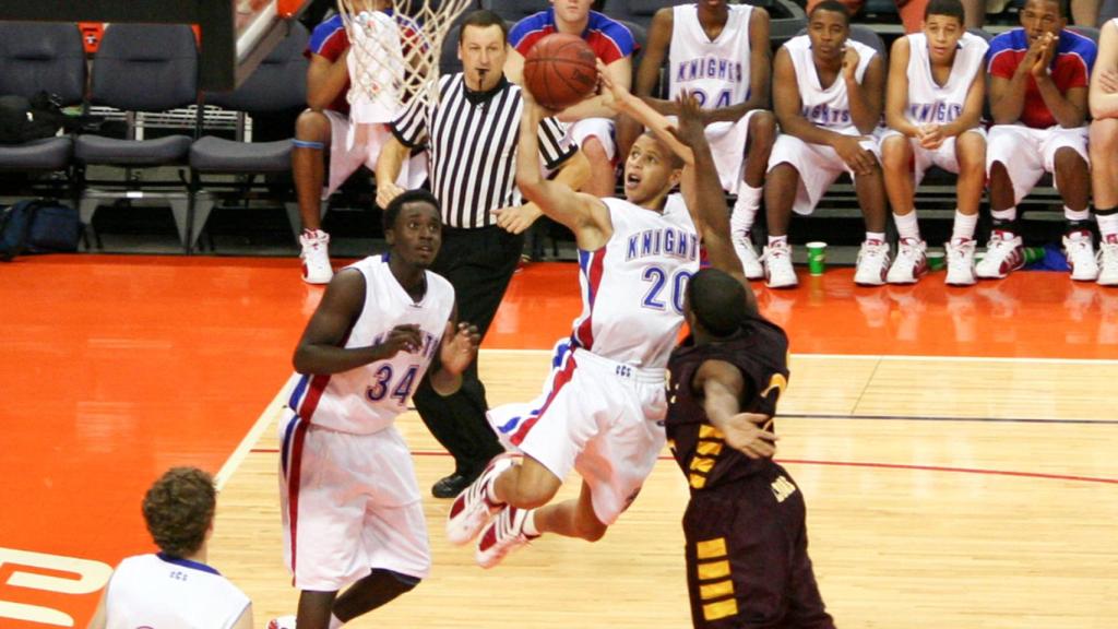 Stephen Curry lanza en un partido con su instituto.