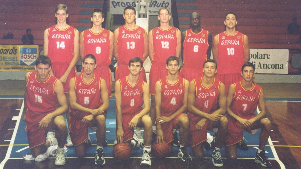 Pau Gasol (primero por la izquierda arriba) en el equipo que ganó el Europeo júnior del 98.