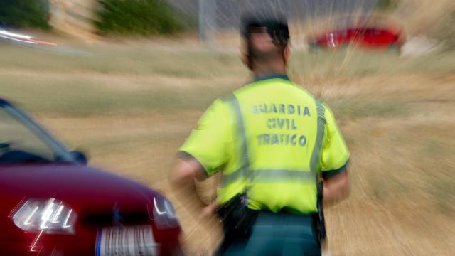 Un agente de la Guardia Civil durante una campaña de control de velocidad en 2016