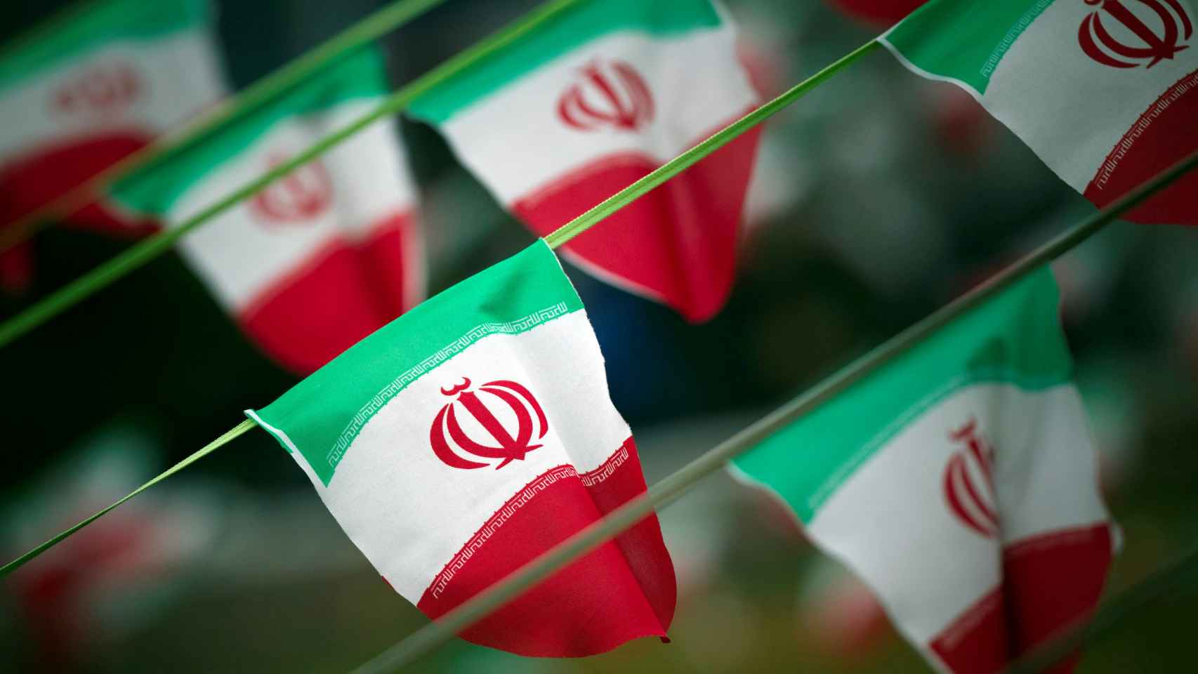 Banderas de Irán en una plaza de Teherán
