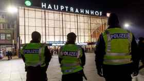 Agentes de policía controlan las inmediaciones de la estación central de trenes de Colonia.