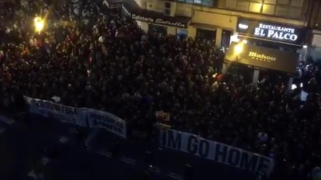 Aficionados del Valencia a las puertas de Mestalla.