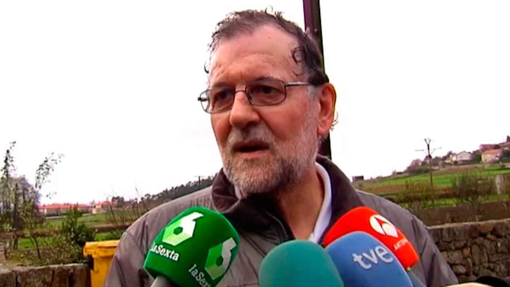 Mariano Rajoy atiende a los medios esta semana en Galicia.