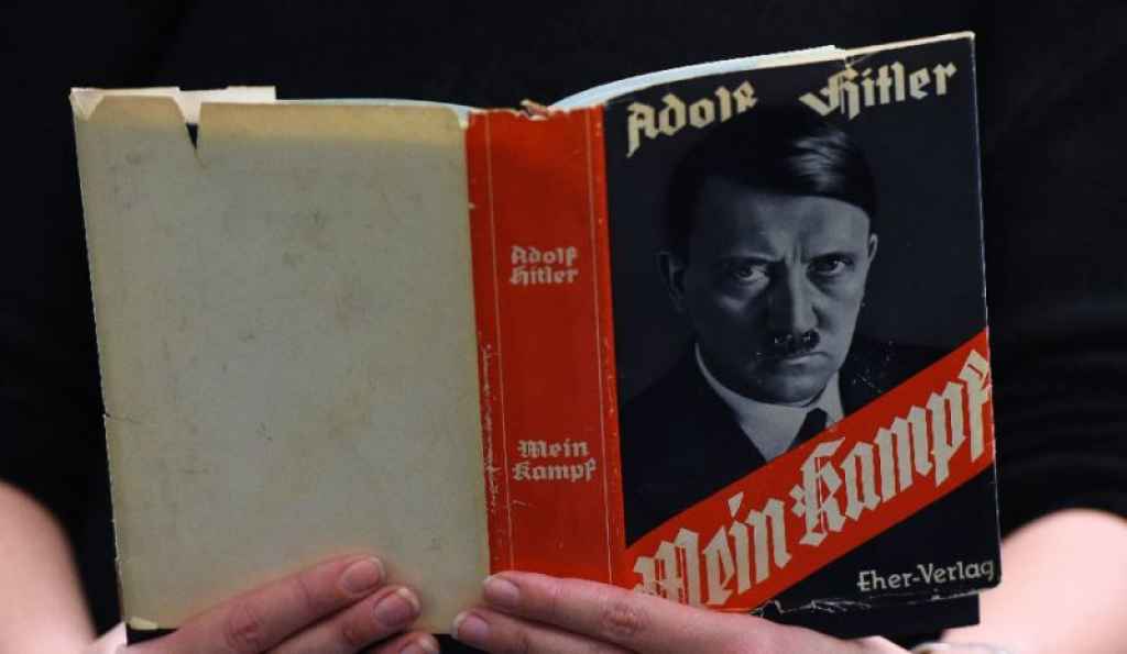 Un lector con un ejemplar del Mein Kampf.
