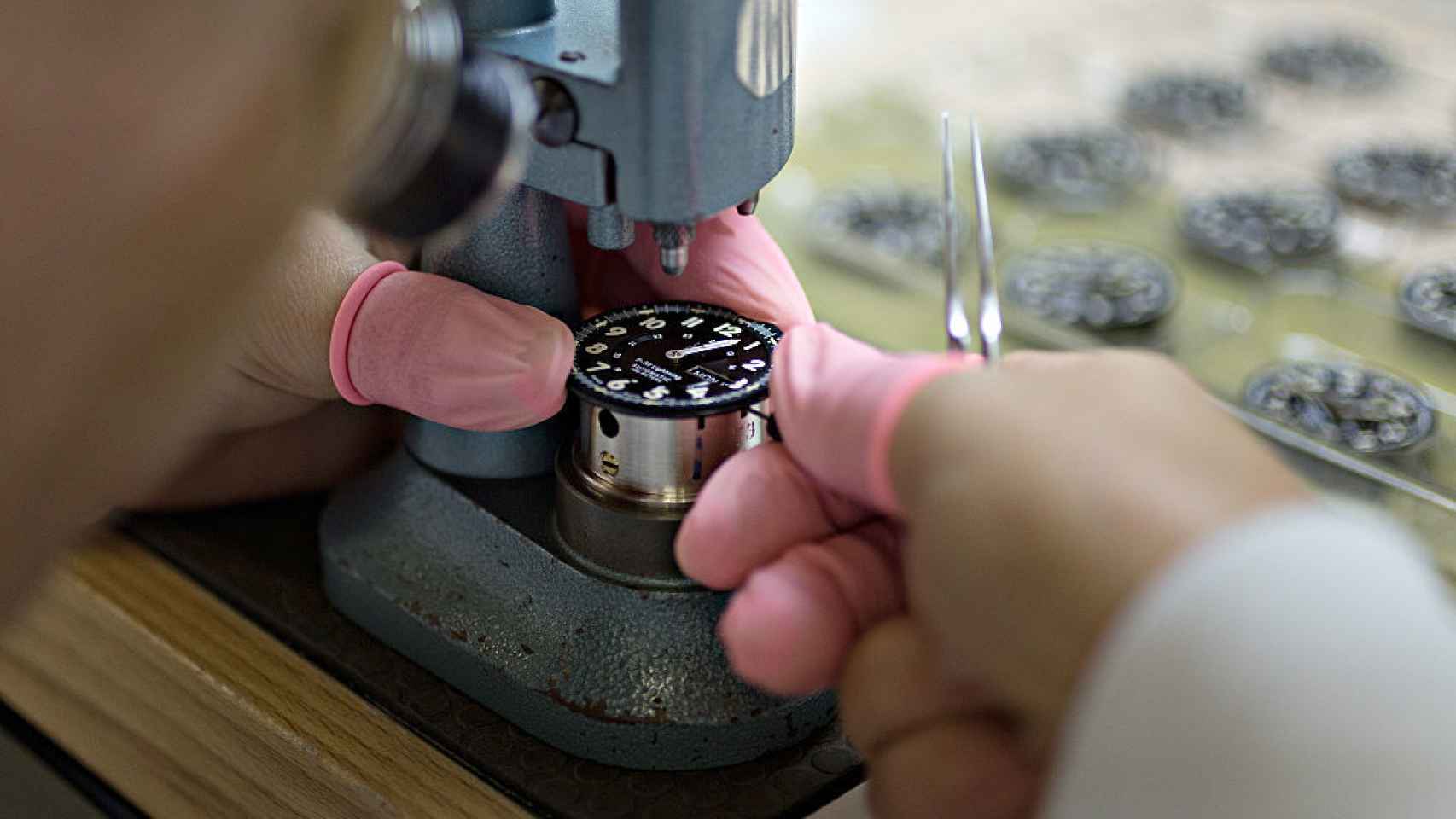 Fabricación de un reloj P-38 de Mondaine en Soleura, Suiza.