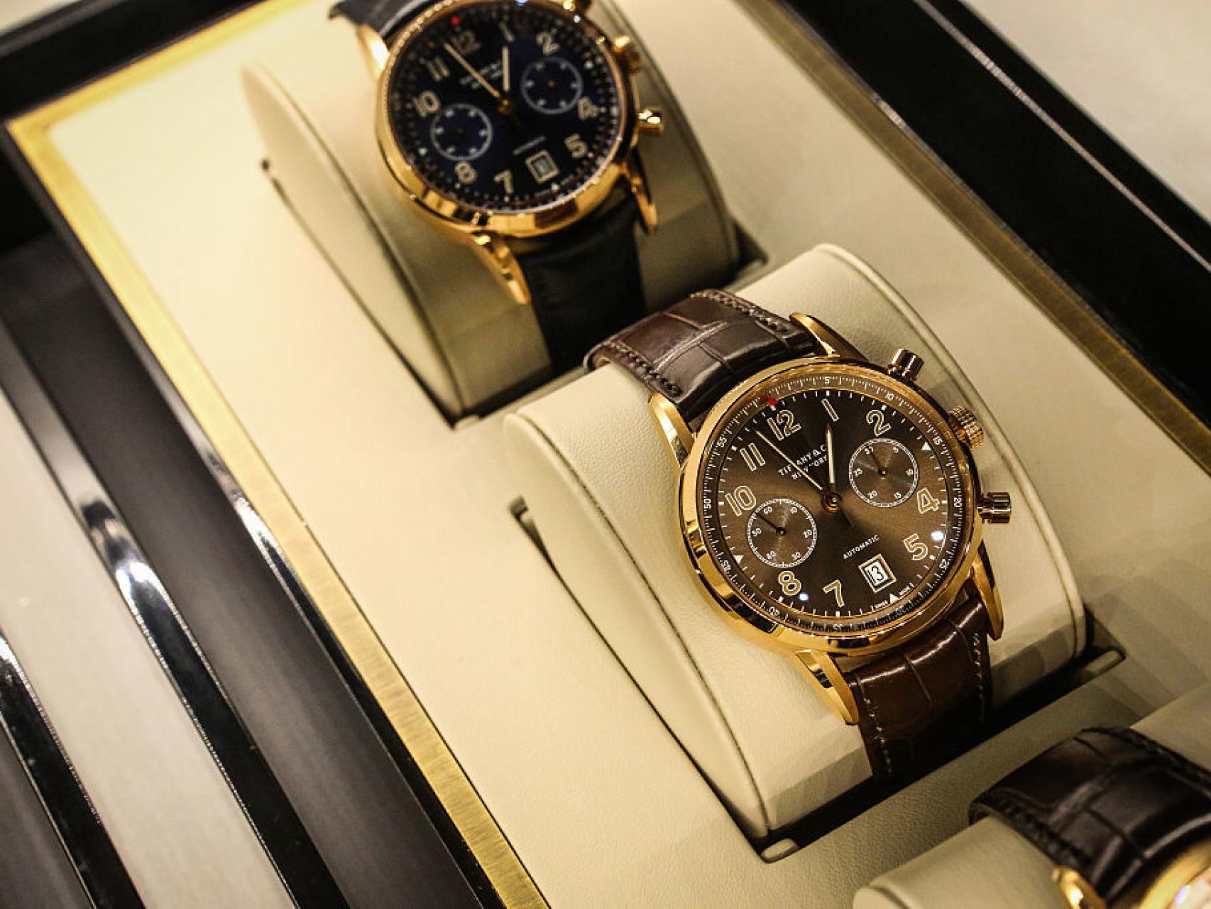 Relojes suizos expuestos en la joyería Tiffany & Co.