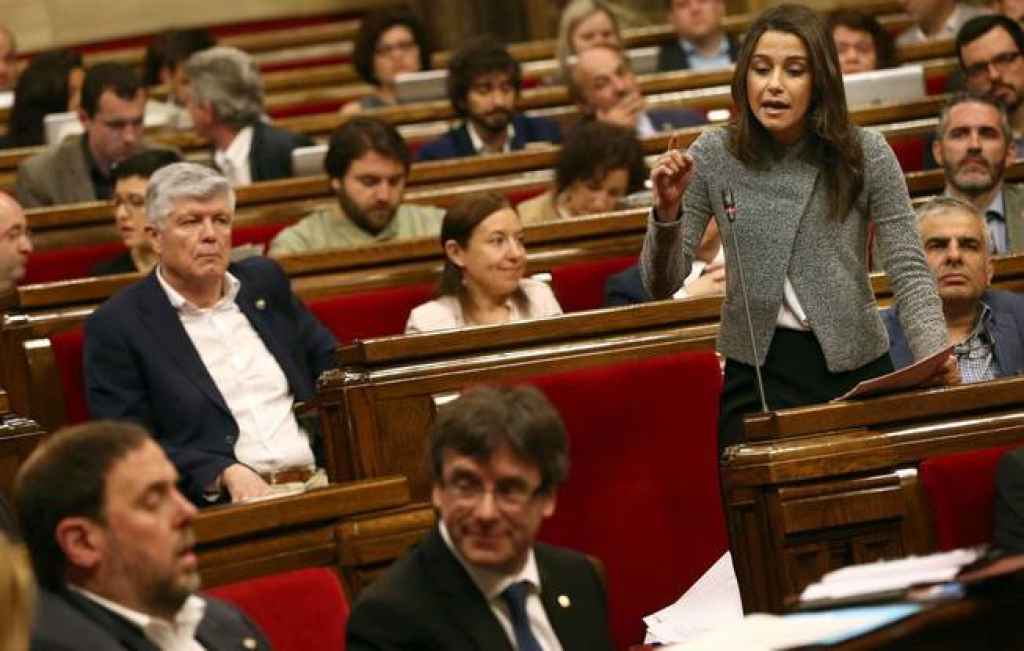 Arrimadas pregunta a Puigdemont en el Parlament de Cataluña.