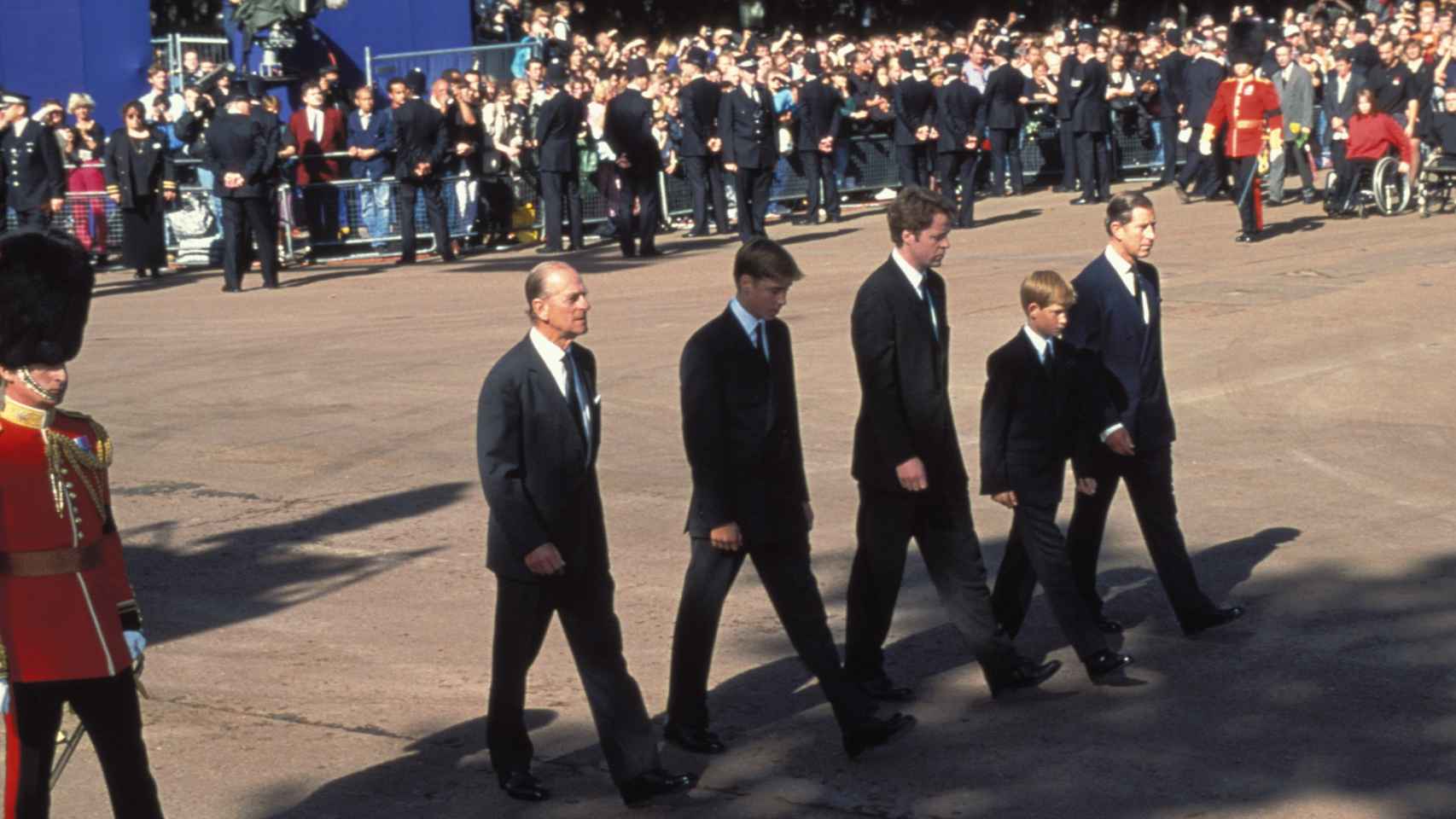 Los príncipes con Carlos de Inglaterra, el duque de Edimburgo y Charles Spencer, en el funeral de Lady Di