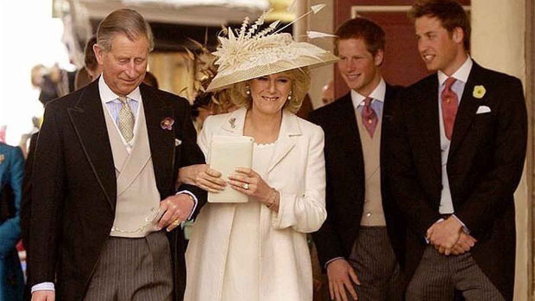 Los duques de Cornwall el día de su boda junto a los príncipes Guillermo y Enrique