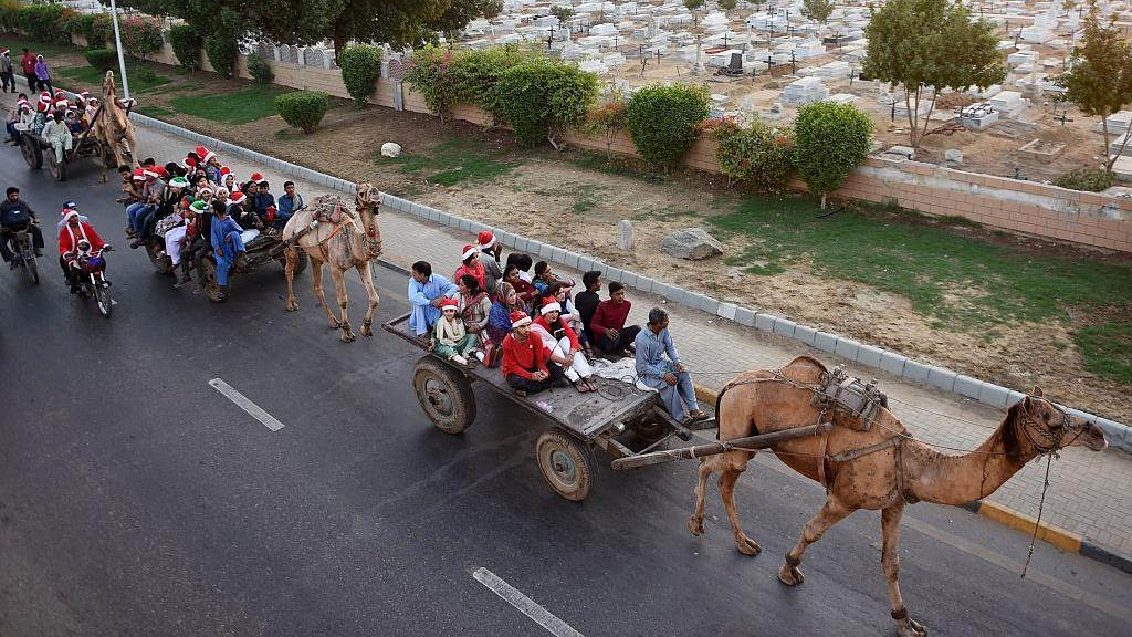 Una cabalgata navideña en Karachi, Pakistán.