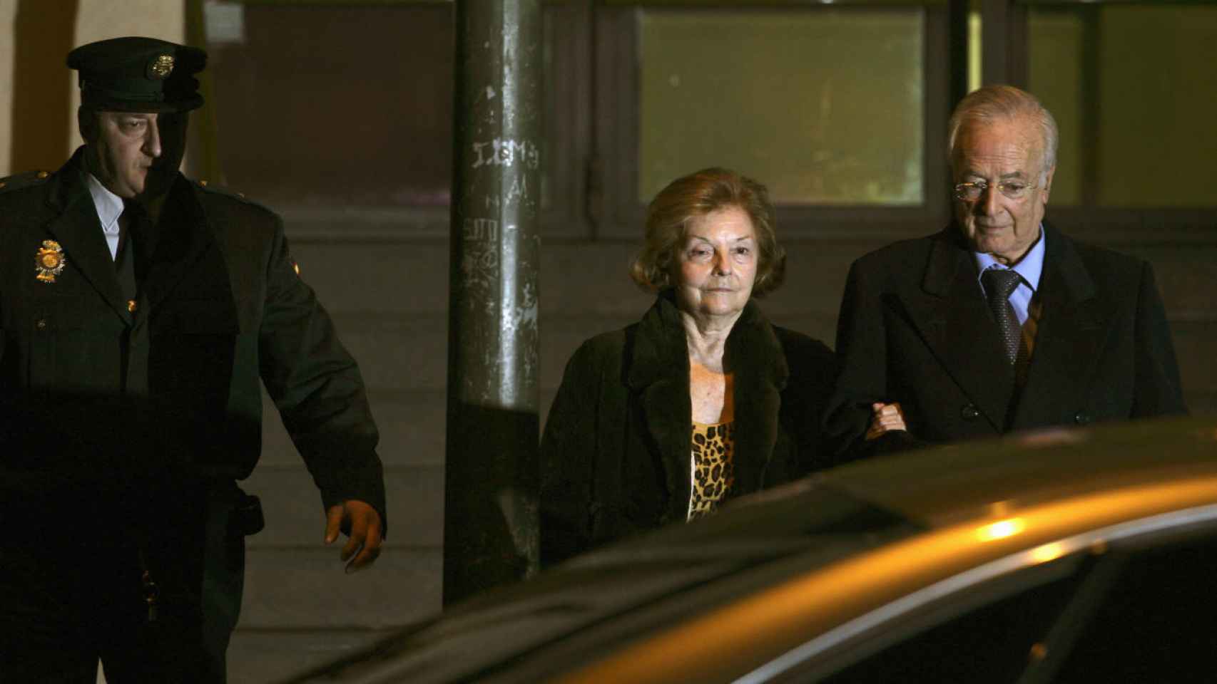 Isabel Perón saliendo Audiencia Nacional junto a su abogado en 2007.