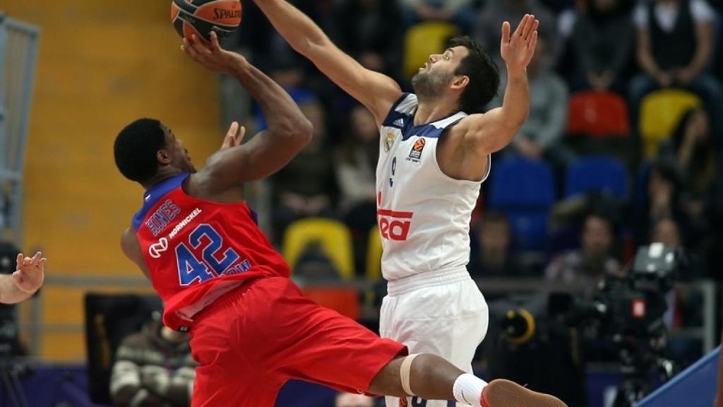 Felipe Reyes y Kyle Hines pelean por un balón.