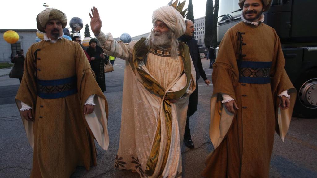 El rey Melchor se dispone a subir a la carroza para iniciar la Cabalgata