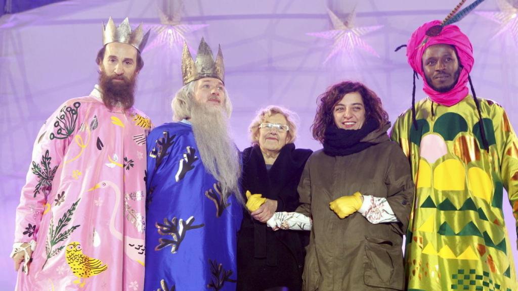 Los Reyes Magos del año pasado junto a la alcaldesa Carmena.