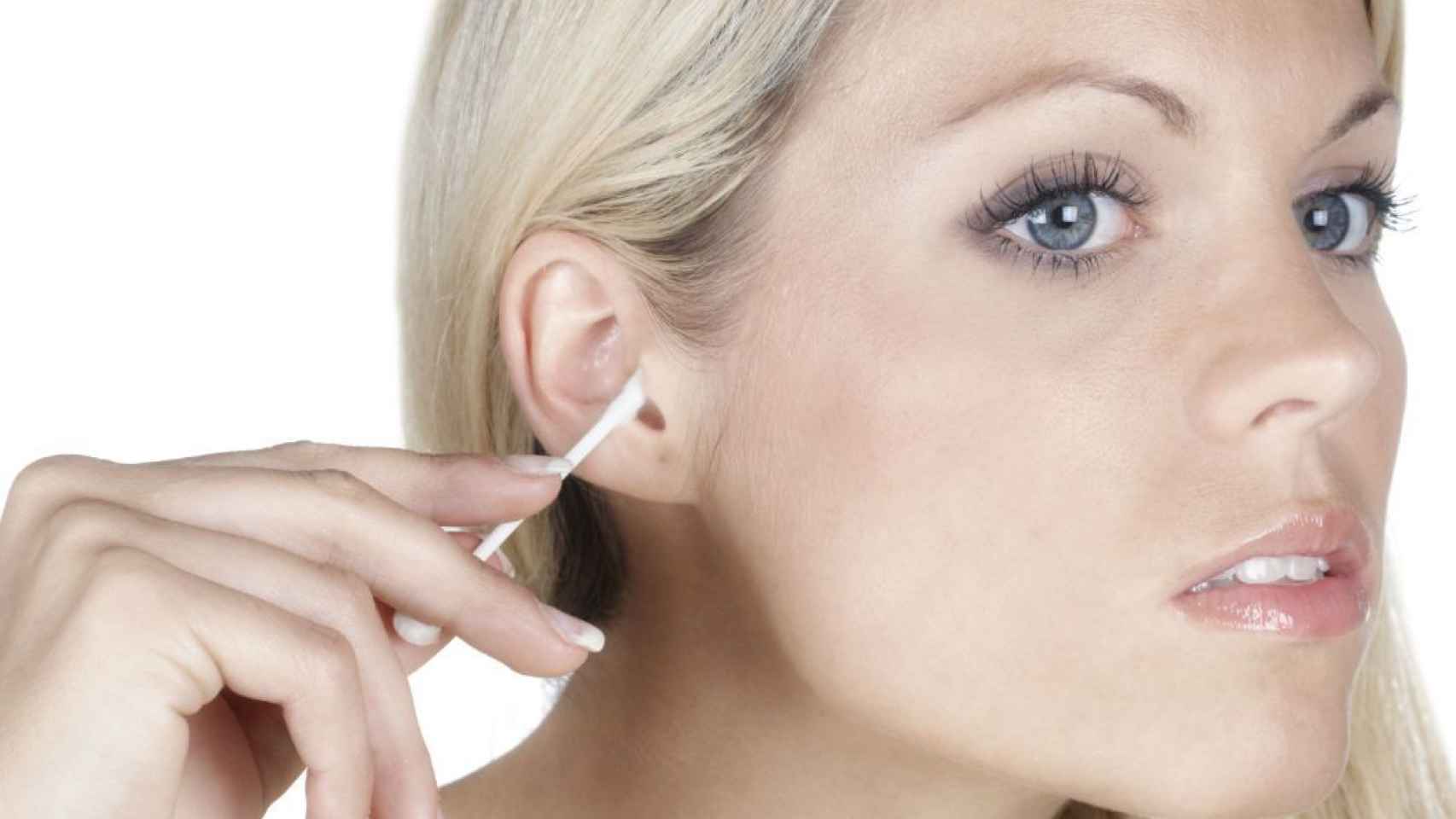 Te limpias los oídos con bastoncillos? No deberías hacerlo