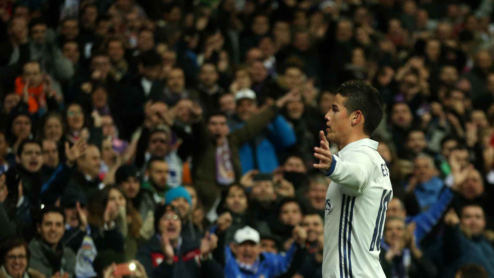 James celebra su gol mientras la afición del Madrid festeja el tanto.
