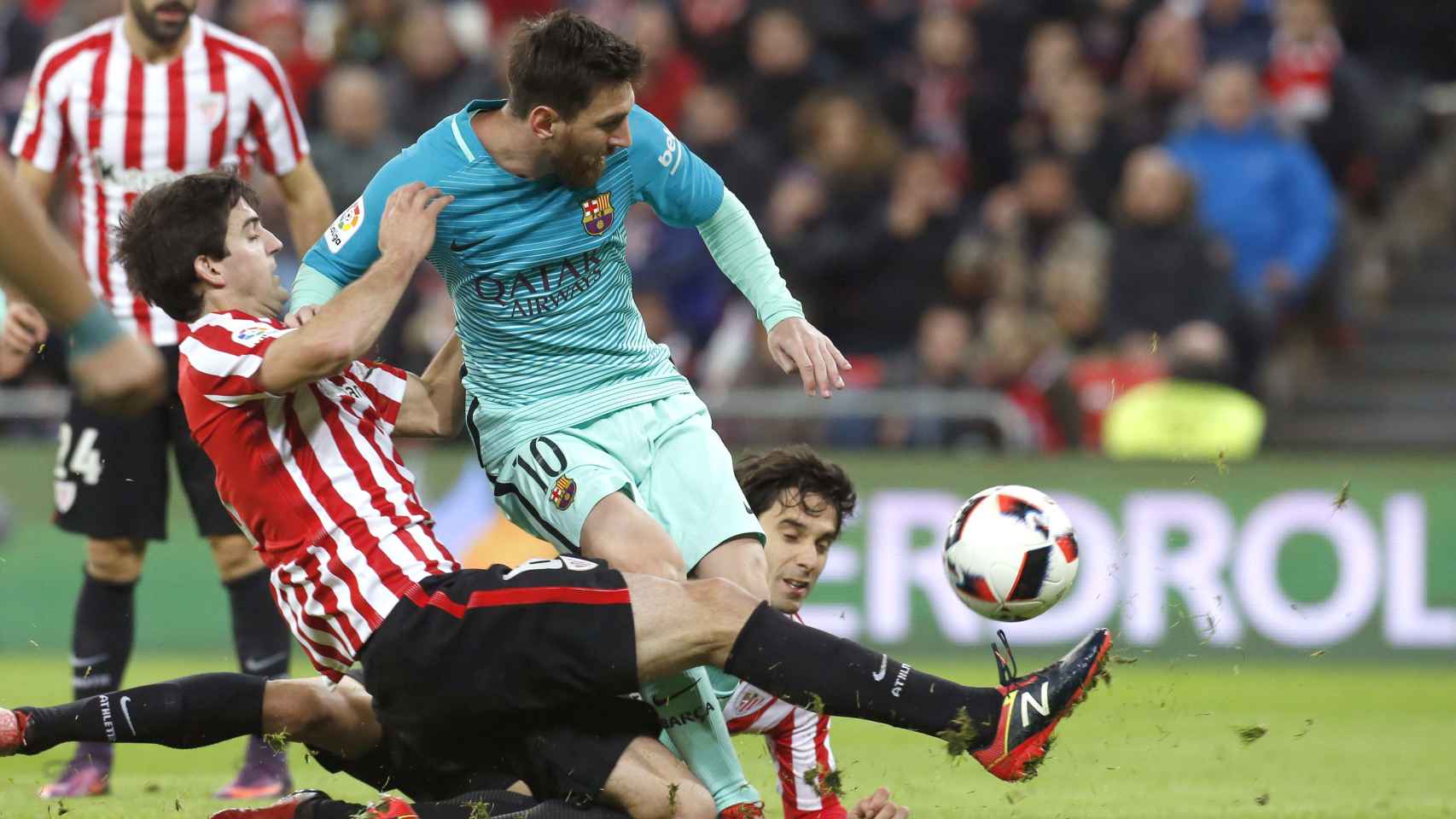 Messi choca con dos jugadores del Athletic en el partido de Copa.