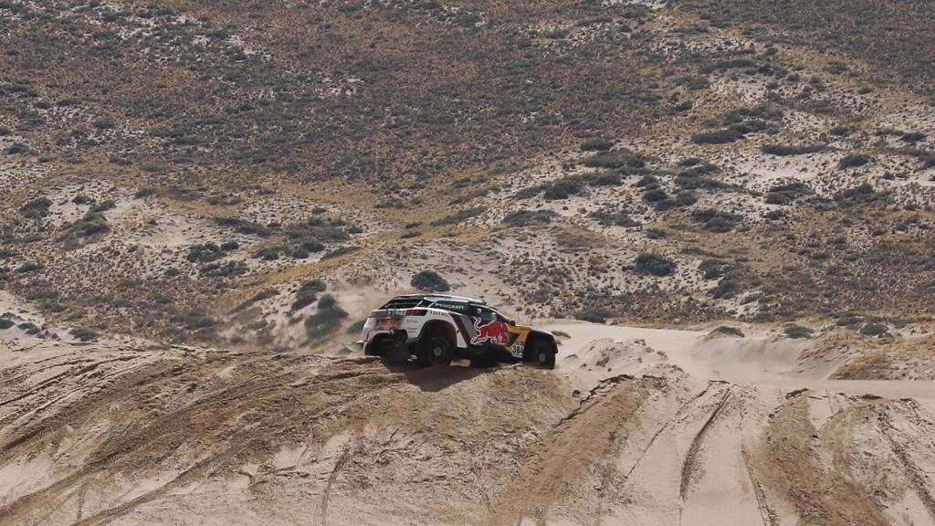 El coche de Carlos Sainz durante la cuarta etapa del Dakar.