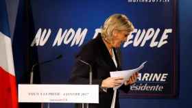 Marine Le Pen, al finalizar la exposición de sus planes para 2017 ante los medios.