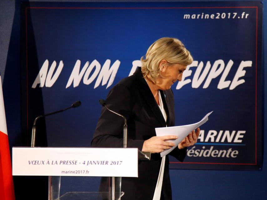 Marine Le Pen, al finalizar la exposición de sus planes para 2017 ante los medios.