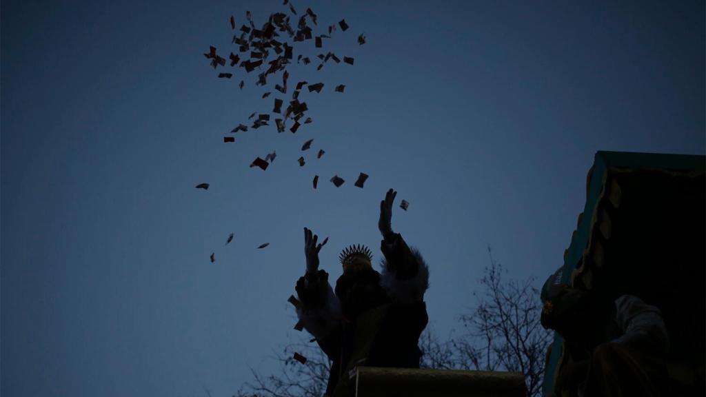 Los Reyes Magos lanzan caramelos en Sevilla.