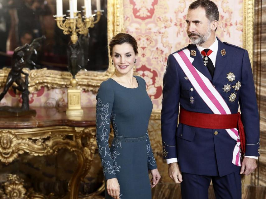 El rey Felipe junto a su esposa en el Palacio Real este viernes.