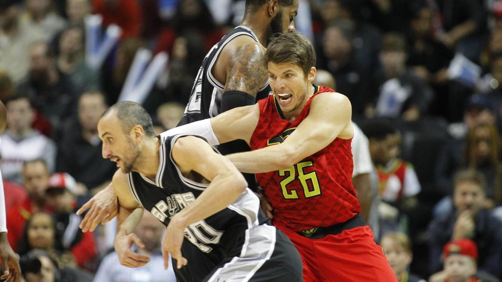 Kyle Korver (de rojo), entre LaMarcus Aldridge y Manu Ginobili