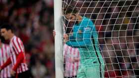 Piqué se lamenta tras encajar un gol ante el Athletic.