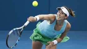La tenista española Garbiñe Muguruza devuelve una bola en Brisbane.