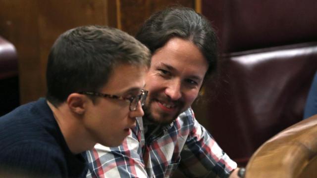 Iglesias y Errejón durante un pleno en el Congreso de los Diputados.