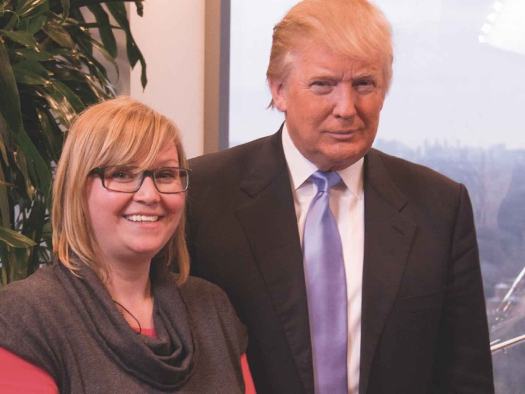 Simone Wendel, una cineasta de Kallstadt y familiar lejana de Donald Trump, junto al presidente electo.