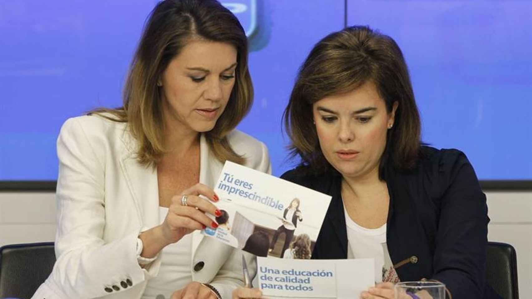 La secretaria general del PP y ministra de Defensa, María Dolores de Cospedal, junto a la vicepresidenta del Gobierno, Soraya Sáenz de Santamaría.