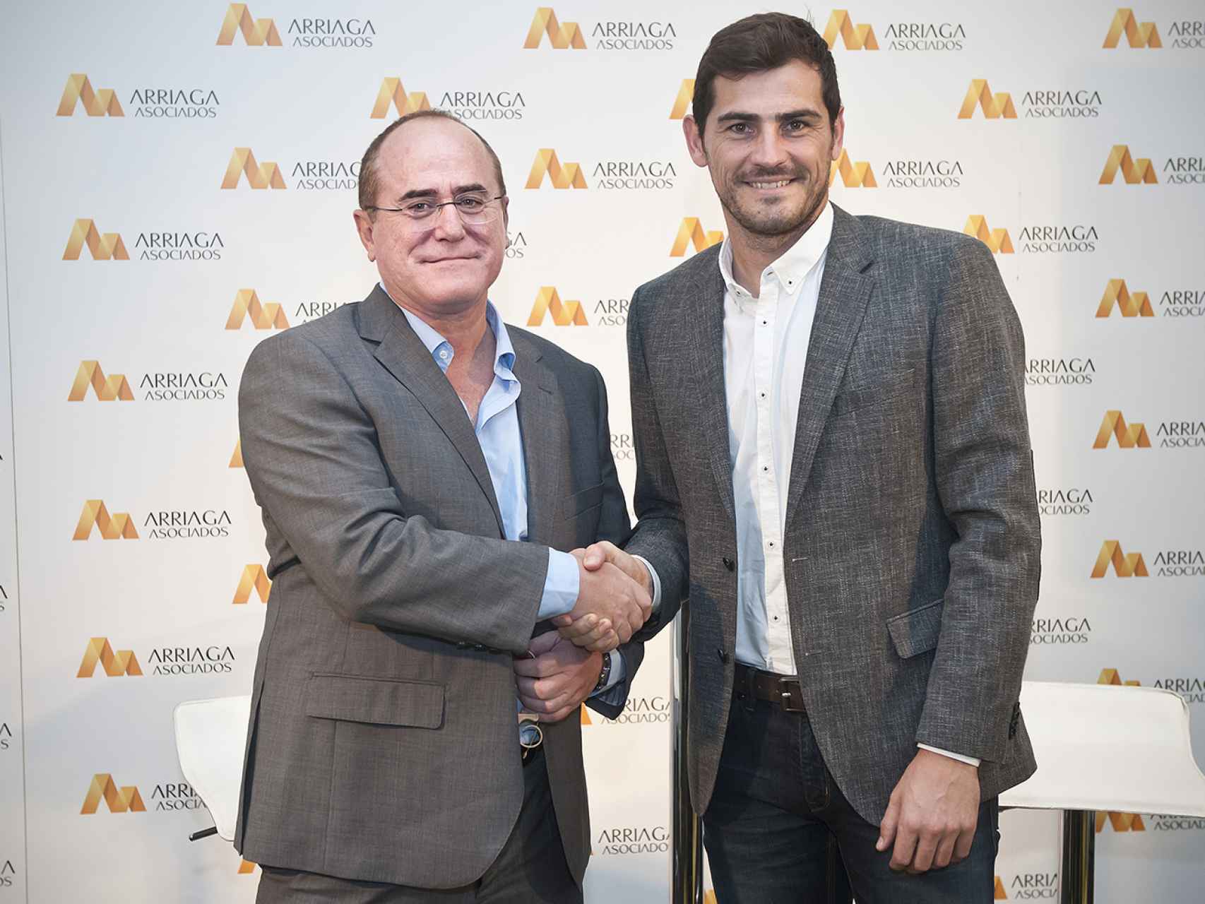 Jesús María Ruiz de Arriaga Remírez junto al futbolista Iker Casillas.