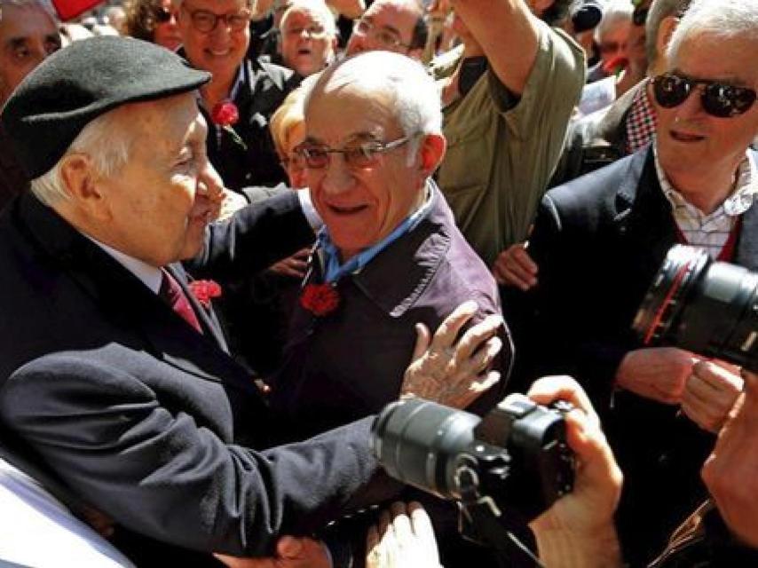 Mário Soares, junto a Otelo Saraiva Carvalho, en el 40 aniversario de la Revolución de los Claveles.